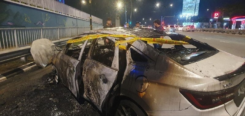 【视频】夫妻失和开车追逐酿祸 莽夫泼汽油烧妻轿车